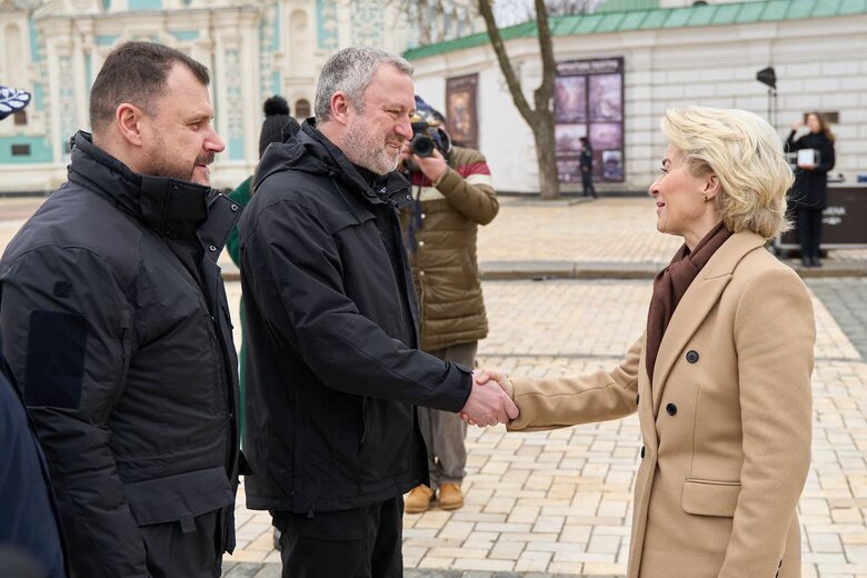 Фон дер Ляєн передала 50 авто Україні