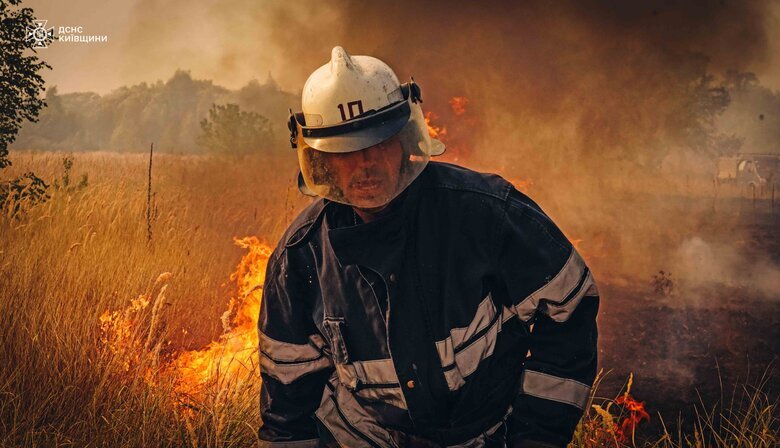 На Київщині ДСНС врятувала ціле село від пожежі