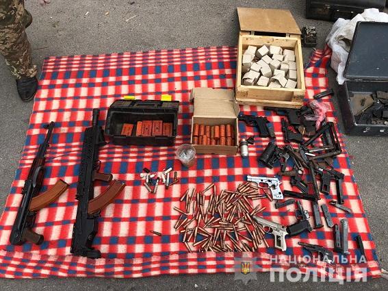 Поліцейські повідомили про підозру трьом правоохоронцям, а також затримали чотирьох чоловіків, причетних до діяльності нікопольського ОЗУ Біле братство 01