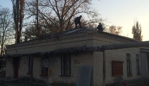 Сегодня начнутся выплаты компенсаций жителям Сватово. Восстановительные работы продолжаются даже в сумерках, - Тука. ФОТО