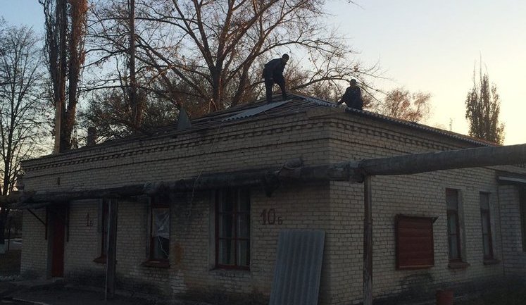 Сегодня начнутся выплаты компенсаций жителям Сватово. Восстановительные работы продолжаются даже в сумерках, - Тука. ФОТО