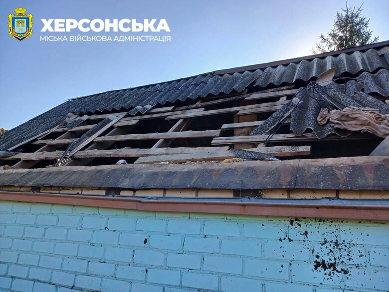 РФ масовано обстріляла Зеленівку на Херсонщині: пошкоджено понад 10 будинків