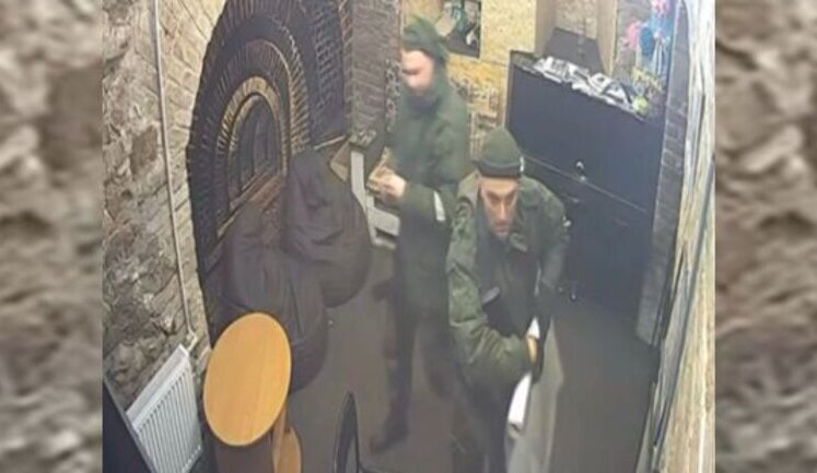 Оккупанты мародерят в городском конференц-центре Приморска на Запорожье. ВИДЕО камер наблюдения