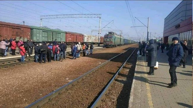 Жители Фастова перекрыли железную дорогу из-за отмены электричек 01