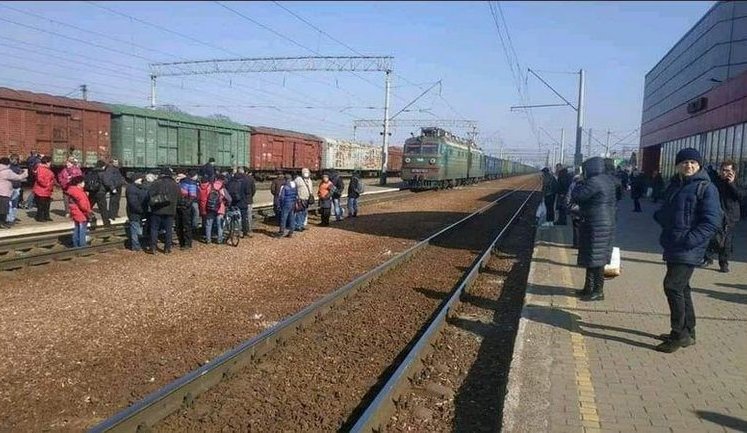 Жители Фастова перекрыли железную дорогу из-за отмены электричек. ФОТО