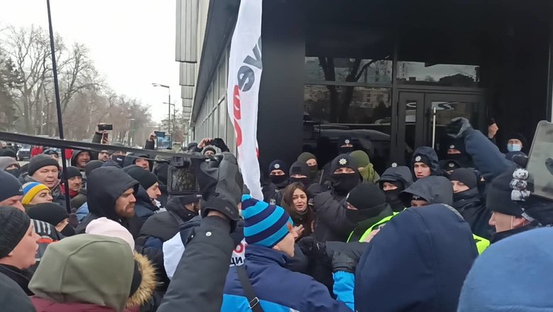 Штовханина між мітингувальниками та правоохоронцями на акції SaveФОП у центрі Києва 06