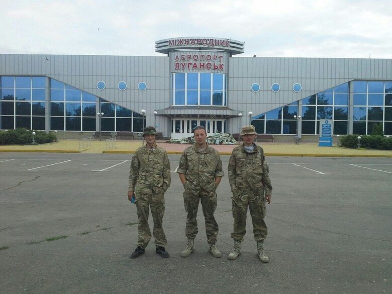Луганський аеропорт. Командир роти Сухаревський (в центрі) із заступниками Михайлевським і Дундуком, червень 2014