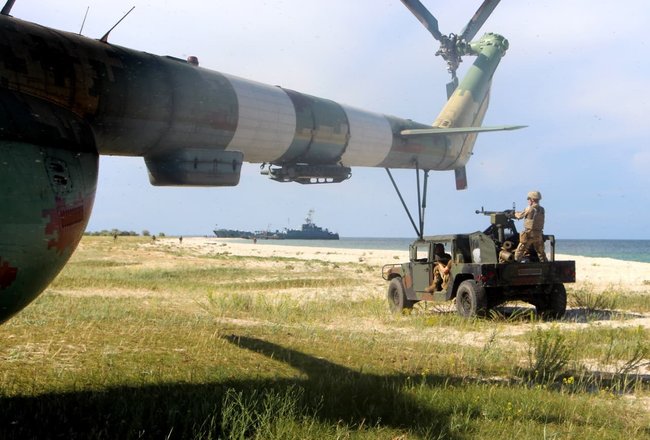 Українські ВМС відпрацювали маневри за стандартами НАТО в Чорному морі 01