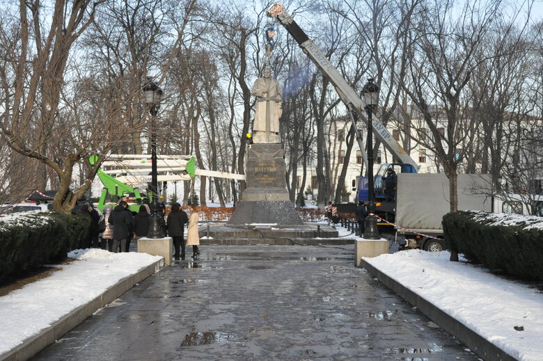 Пам’ятник радянському генералу Ватутіну демонтували у Києві 20