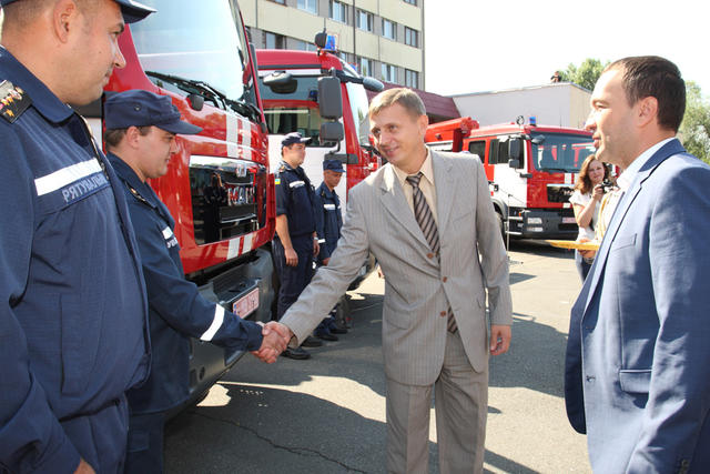 автомобиль спасатели гсчс пожарный