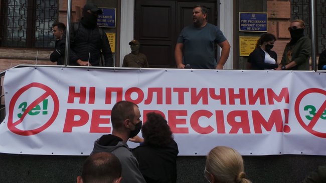 Досить терору: под Печерским судом Киева проходит акция в поддержку Порошенко 08