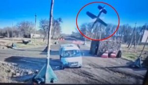 Удар дрона-камікадзе "Булава" по автомобілю окупантів на блокпосту. ВIДЕО камери спостереження