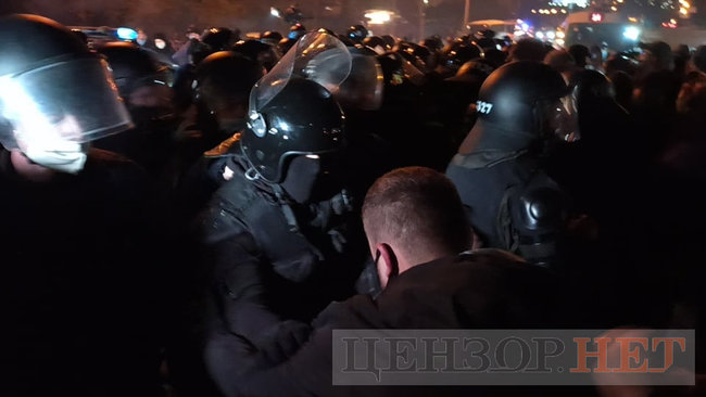 Под Шевченковским судом - столкновения с полицией 02