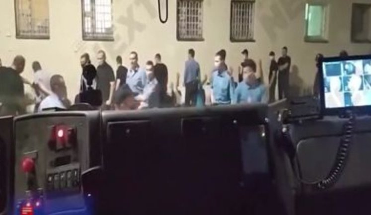 "Голову вниз, бл#дь! Бегом, сука! На колени, нах#й!" - белорусские милиционеры избивают задержанных в тюрьме на Окрестина. ВИДЕО