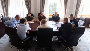 Татаров провел встречу с бизнесом "за закрытой дверью"