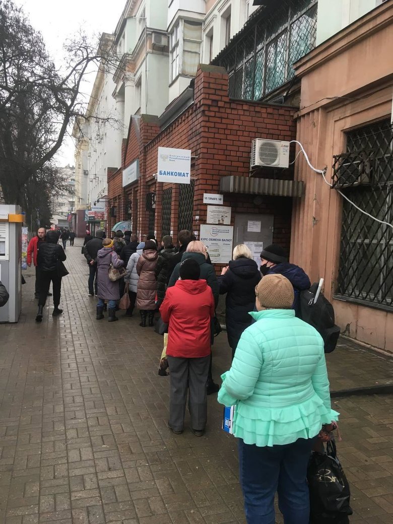 В оккупированном Донецке очереди из-за эвакуации 02