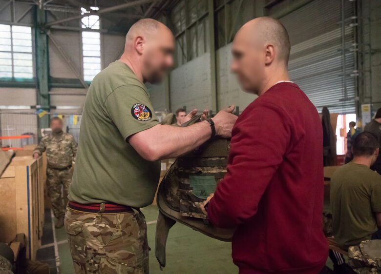 видача форми та спорядження військовим що прибули до Британії