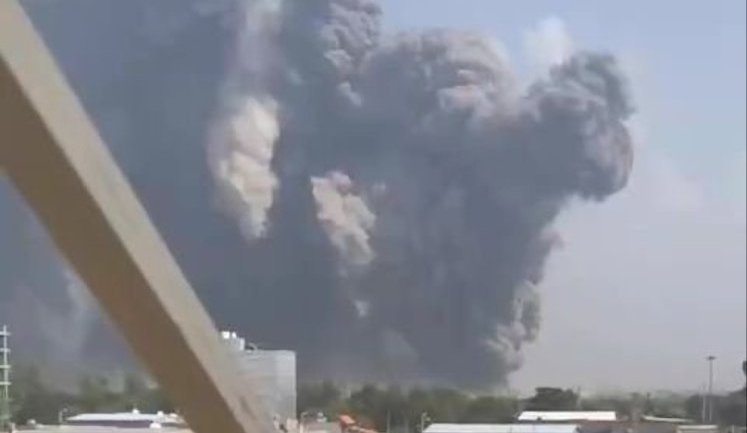 Місцеві жителі зафільмували потужний вибух складу боєприпасів в іранському Дезфулі. ВIДЕО