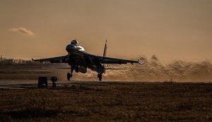 Ударная авиация под прикрытием истребителей отработала удары по наземным целям. ФОТОрепортаж