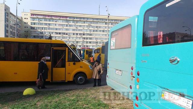 Ні - ручному перерозподілу маршрутів, - перевізники Київщини мітингують біля облдержадміністрації 06 Ні - ручному перерозподілу маршрутів, - перевізники Київщини мітингують біля облдержадміністрації 06