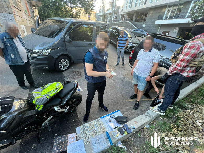 Чиновник КГГА и его сообщник задержан во время получения 220 тысяч долларов: собирали дань с киевских автоперевозчиков, - ГБР 03