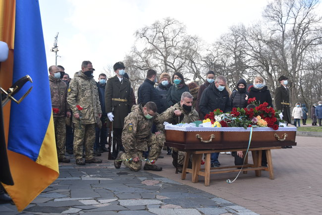 С погибшим в зоне ООС воином 58-й ОМПБр Владимиром Шпаком простились в Чернигове 12