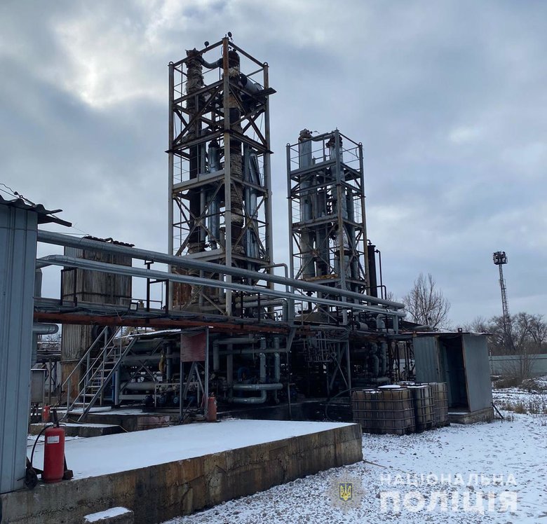 Поліцейські на Дніпропетровщині припинили діяльність мінізаводу з виготовлення фальсифікованого пального 01