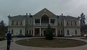 Штаб военных медиков Первого добровольного мобильного госпиталя в имении Пинчука. ВИДЕО+ФОТОрепортаж
