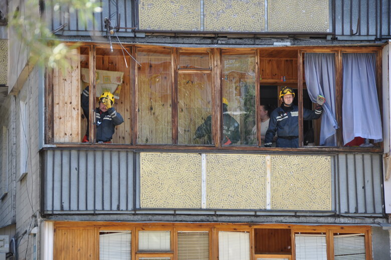 Consequences of shelling in Desnyansky district of Kyiv 01
