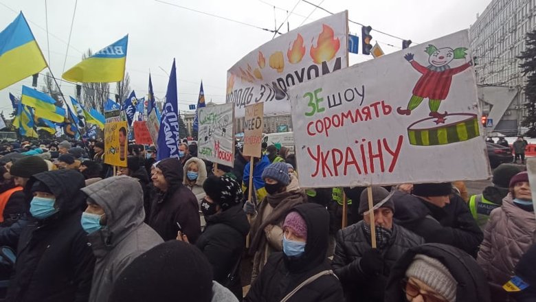 Беги, Вова, беги: Под судом, рассматривающим апелляции относительно меры пресечения для Порошенко, собрались митингующие 18