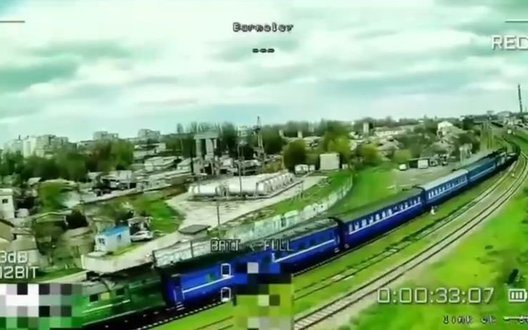 Окупанти вдарили дроном по пасажирському потягу в Херсоні та цинічно похвалилися кадрами атаки. ВIДЕО