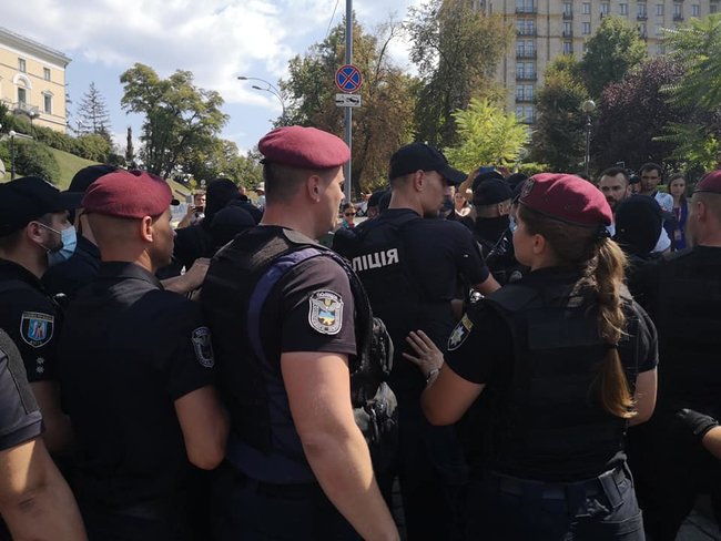 На Аллее Героев Небесной Сотни снесли декорации ко Дню Независимости: есть задержанные (Обновлено) 09