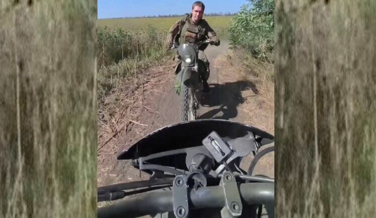 Лобове зіткнення двох російських мотоштурмовиків на вузькій польовій стежці. ВIДЕО