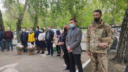 У Синельниковому на Дніпропетровщині відкрили меморіальні дошки пятьом загиблим у зоні АТО воїнам: вони були серед перших мобілізованих на захист України 08