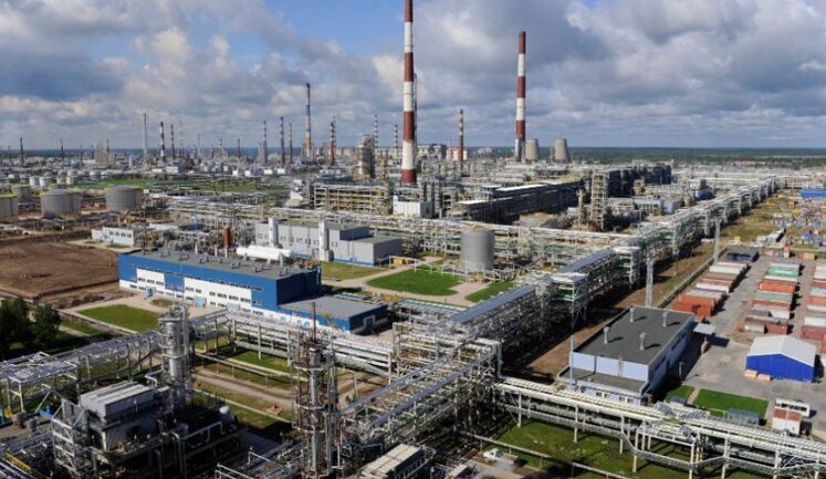 Один з найбільших НПЗ у Росії призупинив роботу після ударів українських дронів, – Reuters