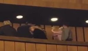 Жінка вдарила чоловіка молотком по голові в антракті "Травіати" в оперному театрі Дніпра. ВІДЕО