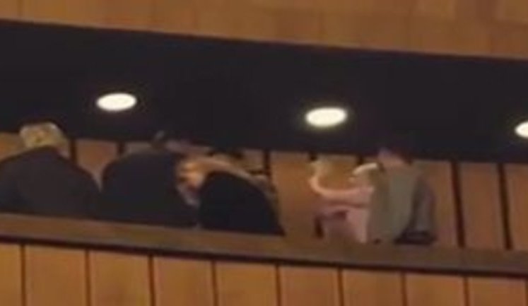 Жінка вдарила чоловіка молотком по голові в антракті "Травіати" в оперному театрі Дніпра. ВІДЕО