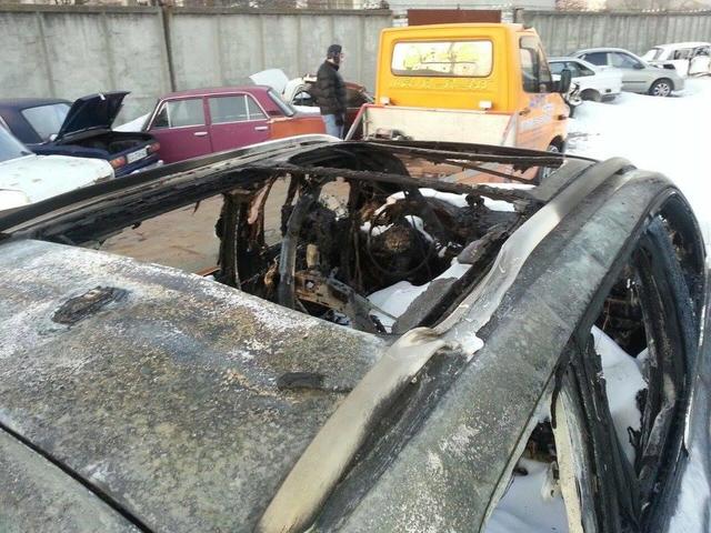 Неизвестные сожгли автомобиль одного из лидеров Автомайдана Хаджинова 02