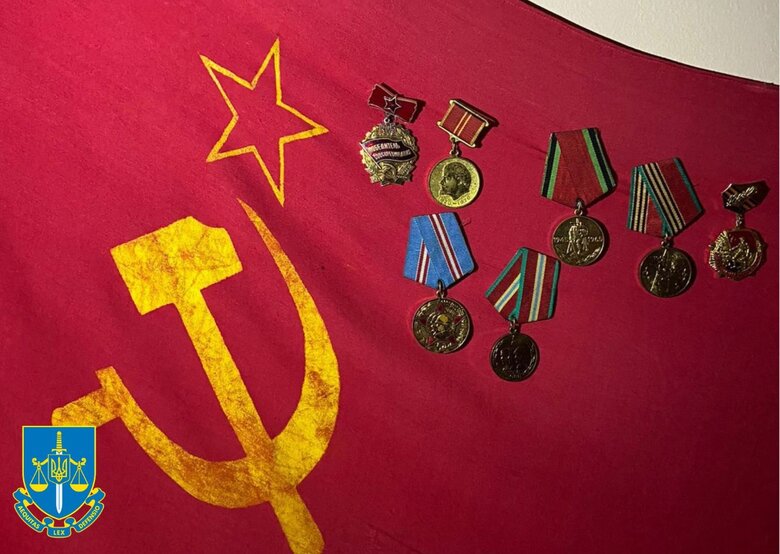 На балконе - флаг с серпом и молотом, в квартире - оружие: на Львовщине будут судить мужчину 03