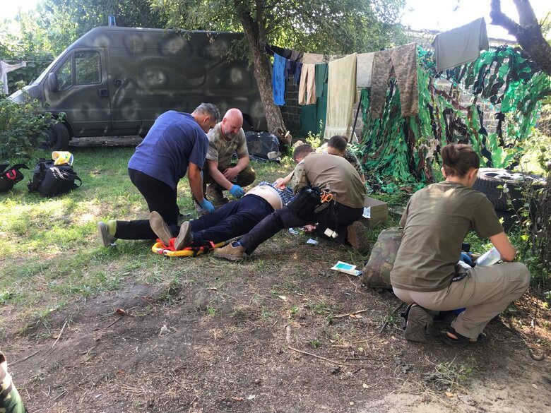 Військовий лікар Всеволод Стеблюк: Дістали маленький мішок. Я подумав, що там вугольки або фрагменти тіл. Розкрили, а там згниле оголене тіло дівчинки, напевно, років 10-11. Такі речі реально перевертають всю свідомість 02