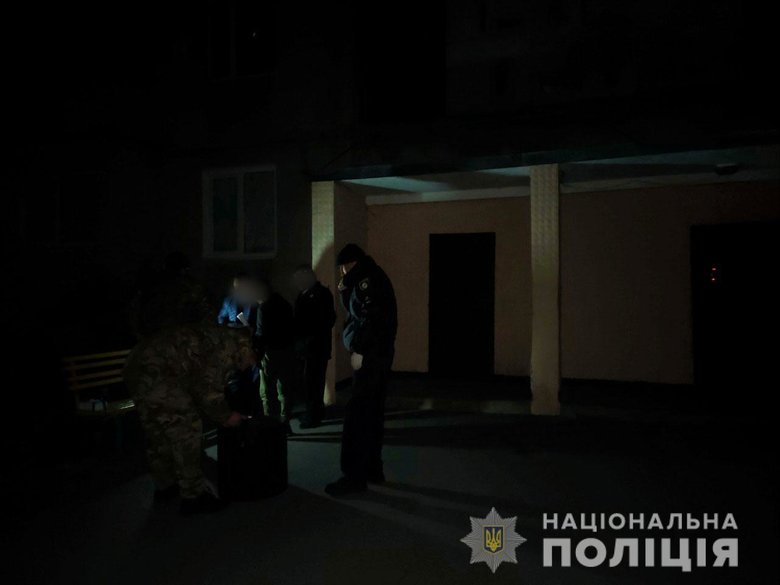 Ветеран погрожував підірвати свою дівчину гранатою 05