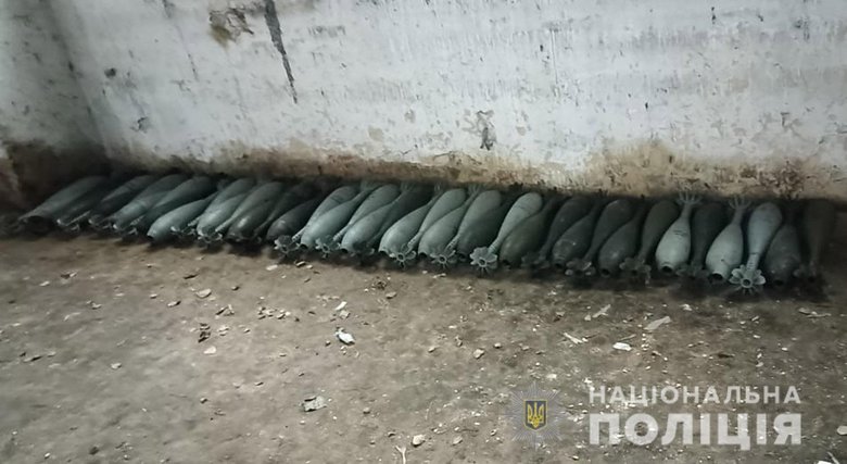 На Чернігівщині виявили покинутий росіянами склад боєприпасів - 65 запакованих ящиків та 210 мін калібру 120 мм 03