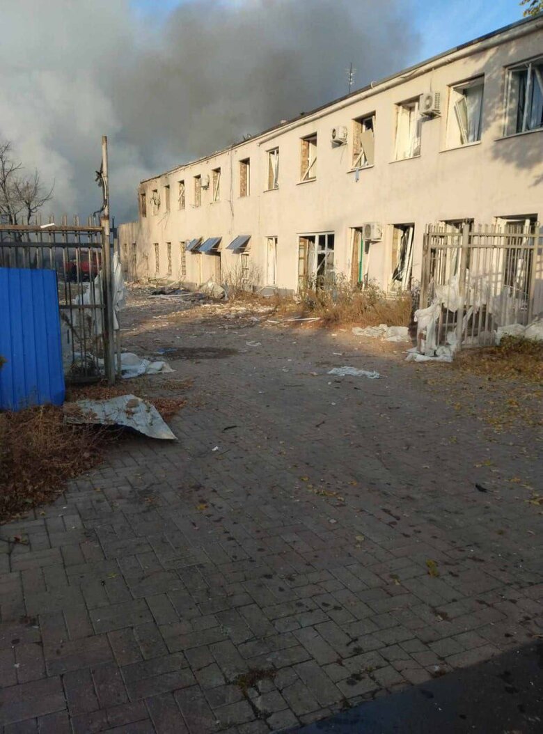 Ночью одна из российских авиабомб, которые оккупанты сбрасывали на правый берег Херсонщины, упала в оккупированной Каховке 04