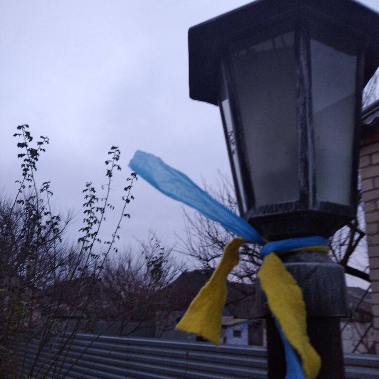 Жителі лівобережної Херсонщини на знак опору ворогу чіпляють синьо-жовті стрічки на вулицях 11