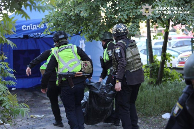 Російська атака на Київ: сотні рятувальників працюють на місцях руйнувань
