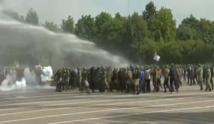 Лукашенкові показали, як будуть розганяти протестувальників водометами: Щоб не панькатися, як у дитсадку. ВIДЕО