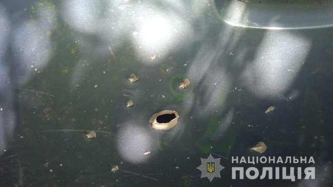 На Днепропетровщине мужчина бросил перед автомобилем соседей взрывной предмет, пострадал водитель, - Нацполиция 02