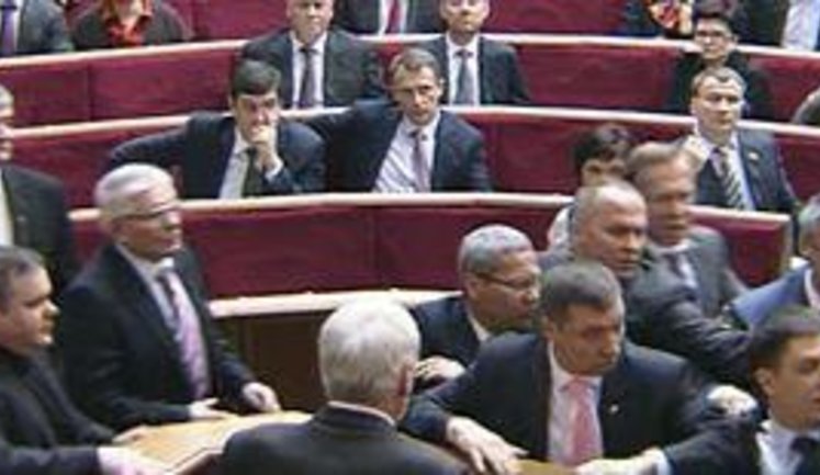 Another Fight in Parliament: Kyrylenko Pushed on a Christmas Tree. VIDEO