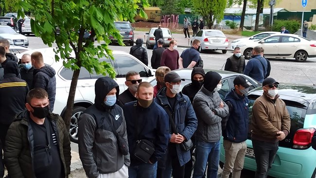 Тітушки прийшли на суд щодо запобіжного заходу Медведчуку 04