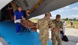 Борт із 13 пораненими українськими воїнами прибув до Одеси, троє - "важких", - волонтер Танцюра. ФОТОрепортаж